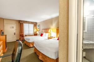 Queen Room with Two Queen Beds - Exterior Entry room in Red Lion Hotel Rosslyn Iwo Jima