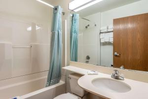 Queen Room with Two Queen Beds - Non-Smoking room in Motel 6 Chattanooga Downtown