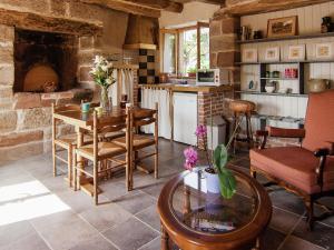 Maisons de vacances Comfy cottage in Saint Bonnet la Rivi re with pool : photos des chambres