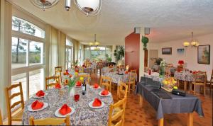 Hotels Hotel Restaurant Logis Le Tropicana : photos des chambres