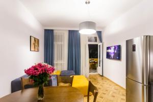 Luxury 3 BR apartment by Freedom square City Center