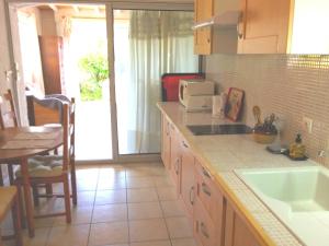 Leucate,dans la verdure,studio caverne en pierre dans propriété sécurisée