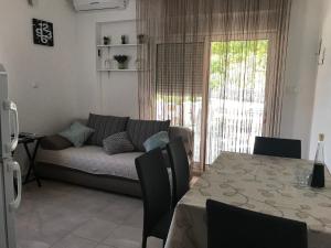 Apartman Mirjana with terrace and free parking