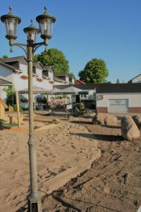 Das FRITZ Hotel Schwerin schöne Lage im Grünen mit regionaler Küche kostenfreien Parkplätzen und E Ladestation