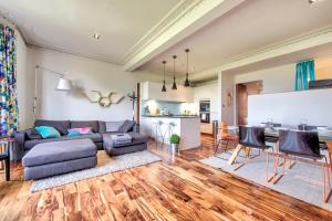 Modern flat with fantastic views by the Royal Mile