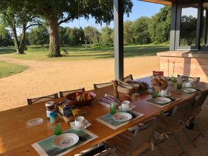 B&B / Chambres d'hotes ORANGERIE de CHATEL-Selection FIGARO & ELLE Magazine : Chambre Double - Vue sur Jardin