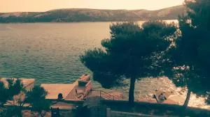 Sea breeze Apartments with private beach and boat Anchorage - Kaštel
