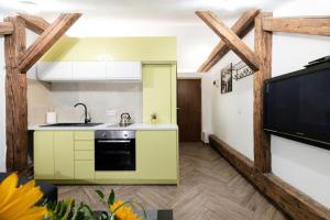 2 Nights Apartments - great location, right next to Main Rail and Bus Station, 10 min to Main Square by foot