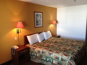 King Suite room in Brentwood Inn & Suites