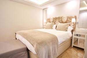 Pajaritos Palace by Valcambre