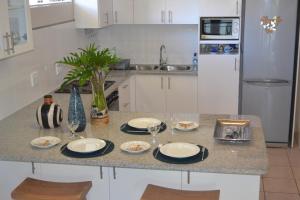 Three Palms One Bedroom Apartment - SOLAR