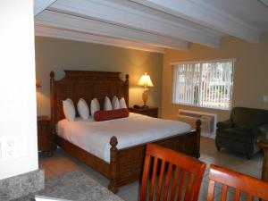 Deluxe King Suite room in Bayside Inn and Marina