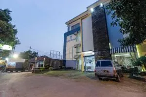 RedDoorz Plus @ Tuparev Cirebon - 井里汶