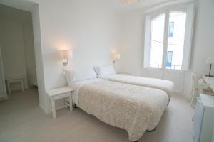 Family Room with Side Sea View room in Hostal Marina Cadaqués