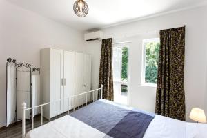 Top center big family apartment with garden view