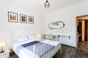 Top center big family apartment with garden view