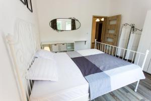 Top center big family apartment with garden view