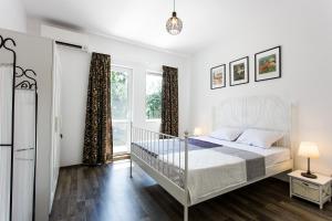 Top center big family apartment with garden view