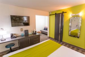 King Suite room in University Inn ASU/Tempe