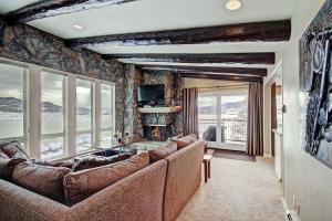 A308 Lake Cliffe Condo