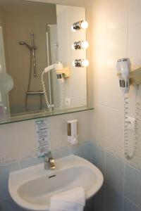 Hotels Hotel Continental : Petite Chambre Double - Rez-de-Chaussée