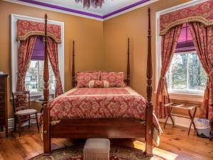 Queen Room with Garden View room in The Bevin House B&B