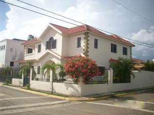 Casa con Piscina y Vigilancia