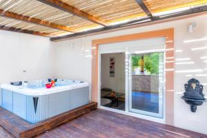 Alena Luxury apartment with jacuzzi