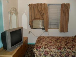 King Room room in Shore Winds Motel