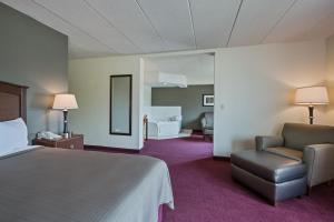 One-Bedroom Superior King Suite - Non-Smoking room in AmericInn by Wyndham Iowa Falls