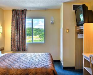 Queen Room - Non-Smoking room in Econo Lodge Meadville