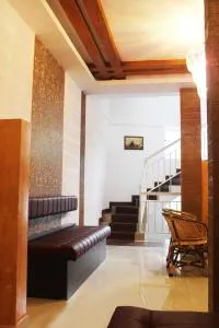 Landy Queen - Munnar