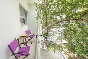 Splash Of Glam I 10 steps from Acropolis