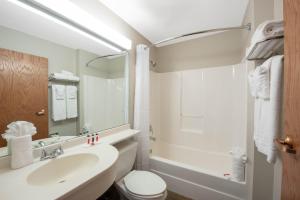 Queen Room - Disability Access/Non-Smoking room in Microtel Inn & Suites by Wyndham Springfield