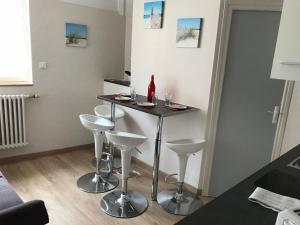 Appartements Lumineux T2 Vieille ville 3 pers parking gratuit - by La Source d'OrFee : photos des chambres