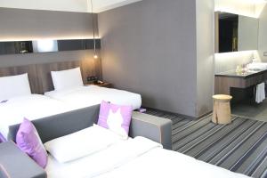 Suite Grand có 2 giường đơn và 1 giường sofa  (Grand Suite with 2 Single Beds and 1 Sofa Bed )