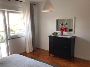 Apartments Mirna with parking