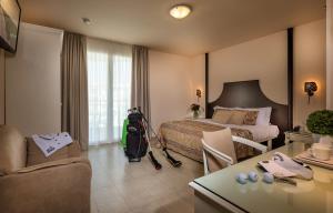 Chambre Lit Queen-Size Supérieure - Vue Partielle sur Mer