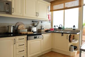 Yellow House - Checkinhome