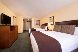 Queen Room with Two Queen Beds - Disability Access room in Red Lion Hotel Seattle Airport
