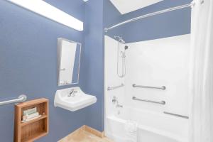 Queen Room - Disability Access - Non-Smoking room in Microtel Inn & Suites Chili/Rochester
