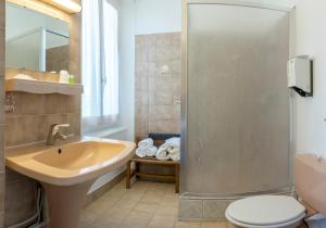 Hotels Hotel De Paris : photos des chambres