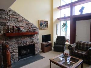 High Ceiling Skyleaf A9 Condo