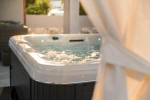 Family Apartment Dubrovnik - private jacuzzi terrace, private parking