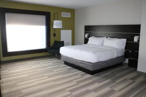 One-Bedroom Suite Pool View room in Holiday Inn Express Hotel & Suites El Dorado Hills an IHG Hotel