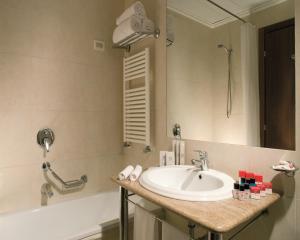 Classic Triple Room room in Ramada by Wyndham Naples