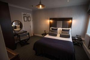 Family Room (2 Adults + 2 Children) room in Roker Hotel BW Premier Collection