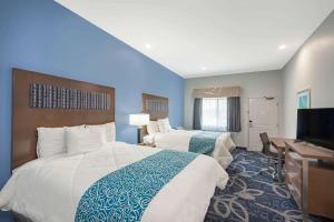 Queen Room with Two Queen Beds and Bath Tub - Mobility/Hearing Accessible - Non-Smoking room in Baymont by Wyndham Houston Hobby Airport