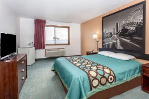 Queen Room - Non-Smoking room in Super 8 by Wyndham Bourbonnais/Kankakee Area