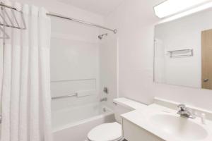King Room- Non-Smoking room in Super 8 by Wyndham Mundelein/Libertyville Area